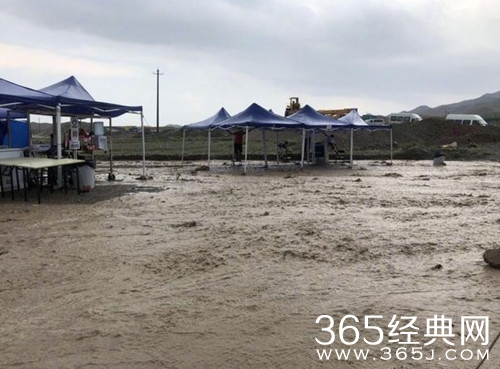 成龙外景地拍摄突发山洪 最终化险为夷