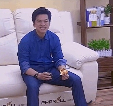 李健调皮做鬼脸 因老婆在对面拍他