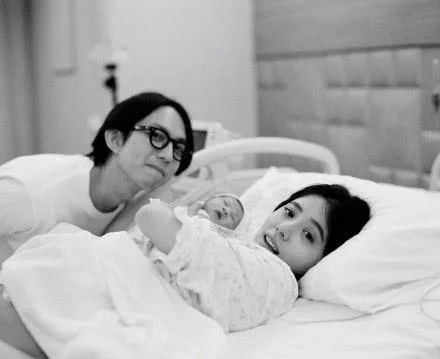 林宥嘉宣布老婆产子 一家三口产房合影温馨动人