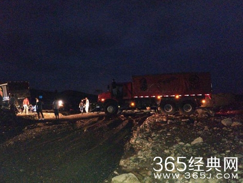 成龙外景地拍摄突发山洪 最终化险为夷