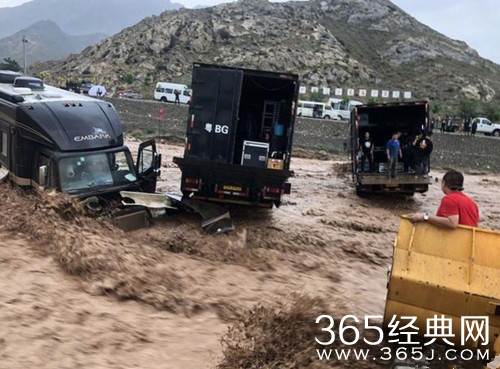 成龙外景地拍摄突发山洪 最终化险为夷