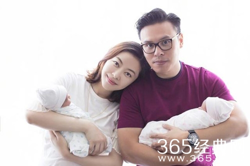 熊黛林双胞胎女儿正面照  两个萌娃五官很像爸爸