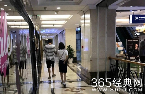 网友偶遇林更新王丽坤逛家具 疑似好事将近