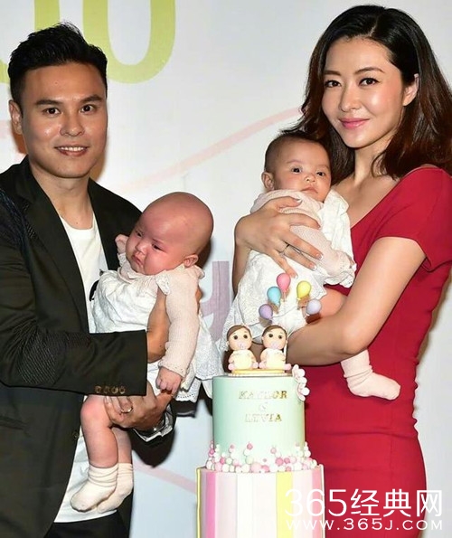 熊黛林双胞胎女儿正面照  两个萌娃五官很像爸爸