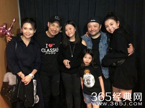 邱淑贞看病被偶遇 网友不忘提及女儿的颜值