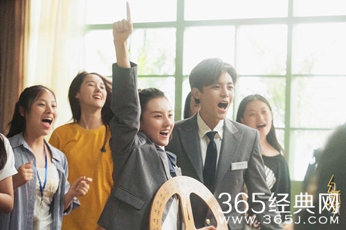 幻乐之城宋祖儿侯明昊合体表演，带来一个关于青春的故事