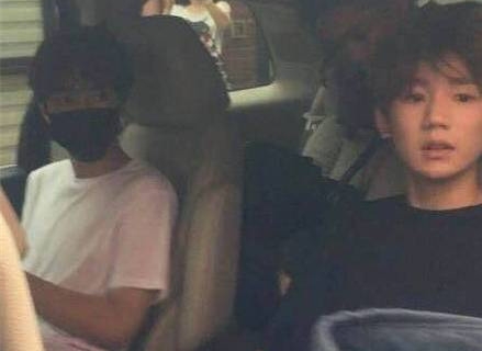 王俊凯改航班 只为和王源同班飞机