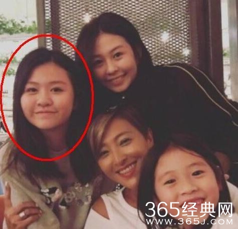邱淑贞看病被偶遇 网友不忘提及女儿的颜值