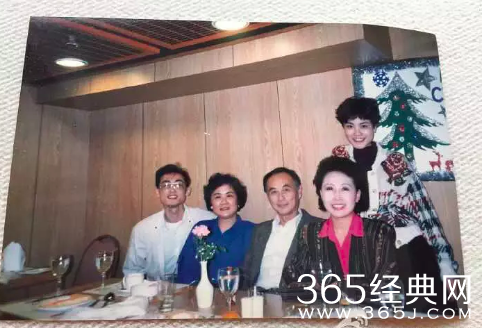 王菲昔日全家福曝光 没想到天后还有这么调皮的一面
