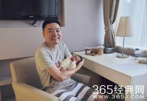 丁俊晖首度公开女儿正面照 浓浓父爱溢于言表