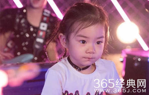 戚薇女儿同框比心 网友感叹基因的强大