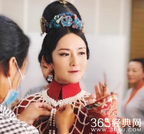 快乐大本营谢娜COS高贵妃，霸气侧漏引人侧目