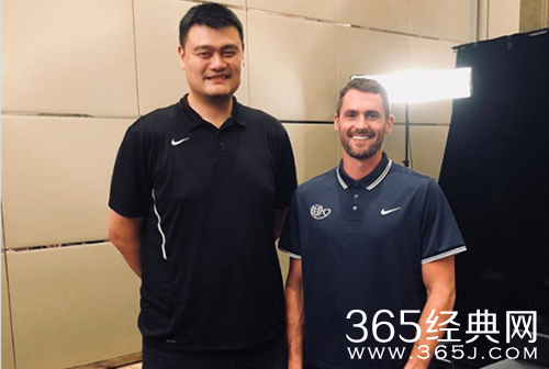 乐福晒与姚明合影 2米08的乐福看起来有些小鸟依人