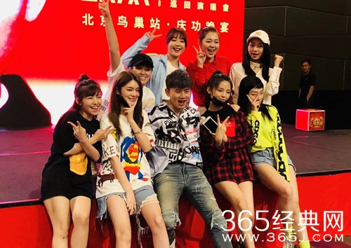 张杰鸟巢演唱会开唱 杨超越再现锦鲤体质 抽中2万大奖