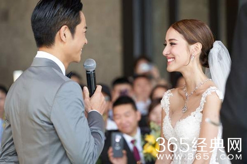 郑嘉颖陈凯琳巴厘岛大婚 为逗老婆开心 高唱一千个愿意