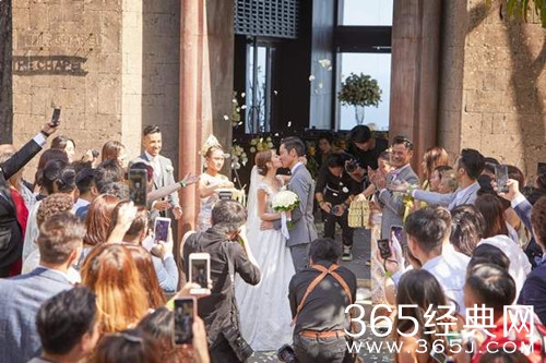 郑嘉颖陈凯琳巴厘岛大婚 为逗老婆开心 高唱一千个愿意
