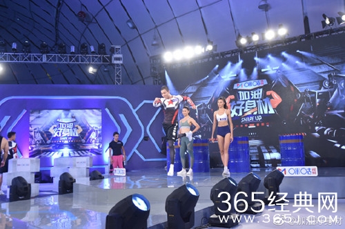 加油好身材刘畊宏担任总教练，主持人张绍刚也来了