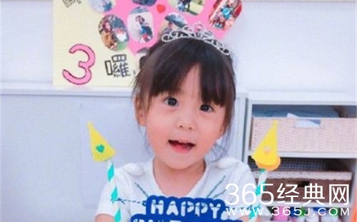 贾静雯为咘咘庆祝三岁生日 咘咘的新发型很吸睛