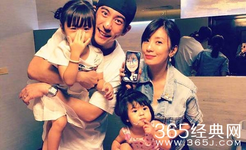 贾静雯为咘咘庆生 咘咘戴着皇冠 妥妥的小公主一枚