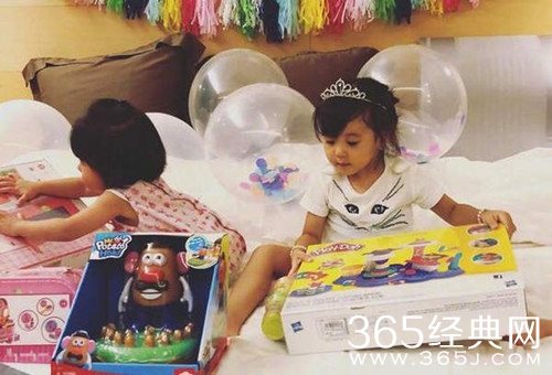 贾静雯为咘咘庆生 咘咘戴着皇冠 妥妥的小公主一枚