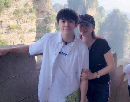 我家那小子武艺挑战极限跳伞吓到腿软，简直恐怖