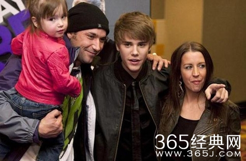 比伯晒照宣布妹妹降生 喜悦之情溢于言表