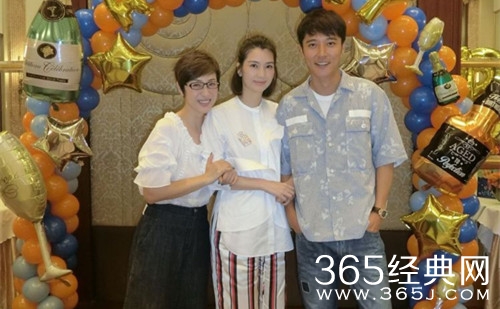 张丹峰为儿子庆生 一家四口亲密依偎恩爱十足