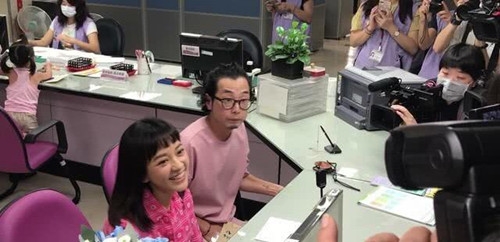 陈意涵许富翔登记结婚 见记者表示：我真的结婚了