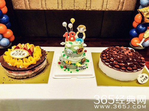 张丹峰为儿子庆生 一家四口亲密依偎恩爱十足