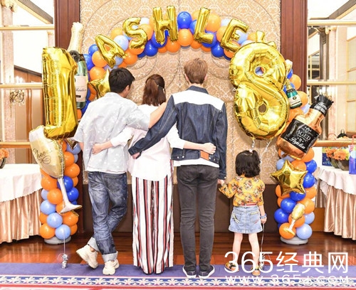 张丹峰为儿子庆生 一家四口亲密依偎恩爱十足