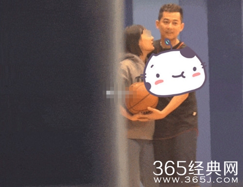 苏醒恋情疑曝光 与女友亲密拥吻 十分甜蜜