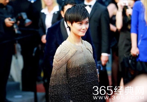 明日之子直播李宇春险被强吻 李宇春的反应获敬佩