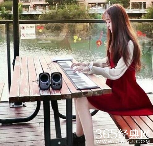 抖音阿君monica，一位弹钢琴的美腻小姐姐