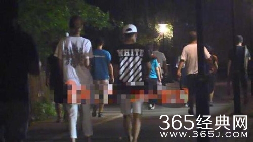 王宝强新恋情疑曝光 与神秘女子散完步后同回住所