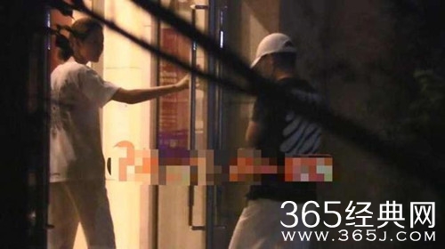 王宝强新恋情疑曝光 与神秘女子散完步后同回住所