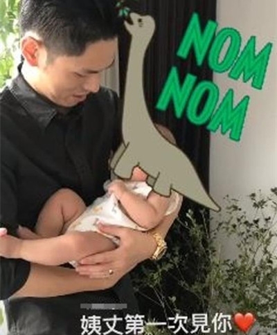 余文乐急删百日宴照片 因意外曝光了儿子正面照