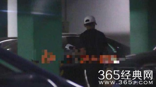 王宝强新恋情疑曝光 与神秘女子散完步后同回住所