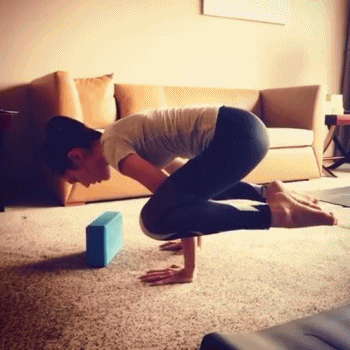 许玮甯晒高难度瑜伽动作 令网友纷纷赞叹