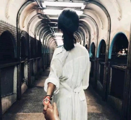 邓伦金晨被曝复合 只因金晨手链上带有字母D