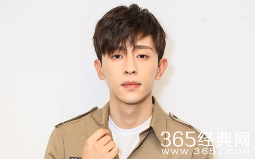 邓伦金晨被曝复合 只因金晨手链上带有字母D