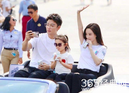 网友偶遇贾乃亮独自一人吃饭 看起来有些孤独