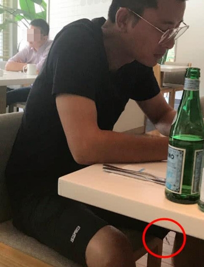 网友偶遇贾乃亮独自一人吃饭 看起来有些孤独