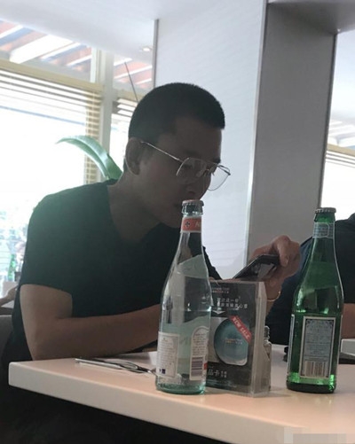网友偶遇贾乃亮独自一人吃饭 看起来有些孤独