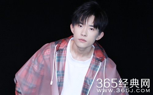 易烊千玺封面抄袭 设计总监致歉：确实借鉴了