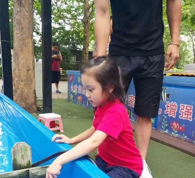 贾乃亮带甜馨公园游玩 一家三口仍然没有同框