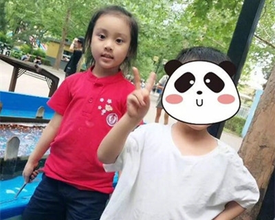 贾乃亮带甜馨公园游玩 一家三口仍然没有同框