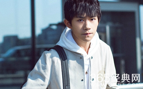 易烊千玺封面抄袭 原创设计师：自毁前成