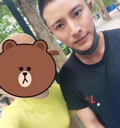 贾乃亮带甜馨公园游玩 一家三口仍然没有同框