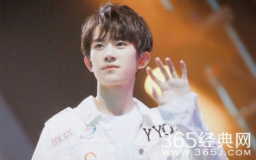 易烊千玺工作室发布封面抄袭事件进展：封面已撤下，还在洽谈