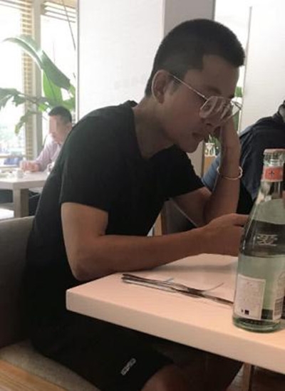 贾乃亮带甜馨公园游玩 一家三口仍然没有同框